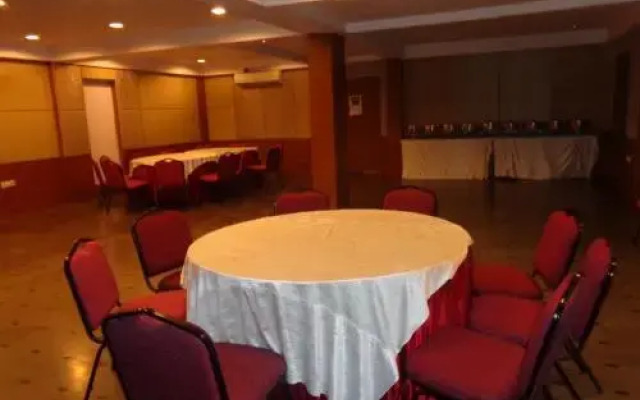 Oyster Airport Hotel