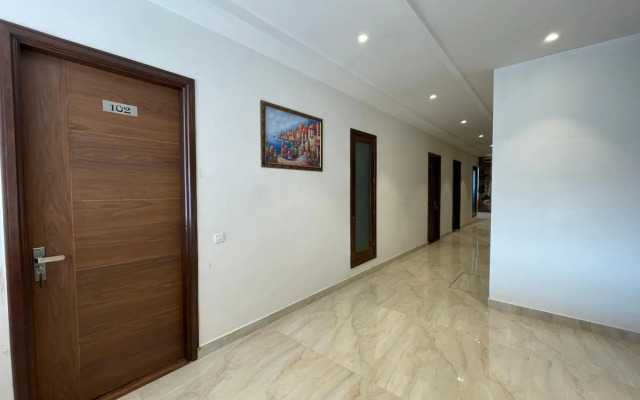 Hotel Crown Savoy, Near Railway Station & GURU NANAK DEV UNIVERSITY