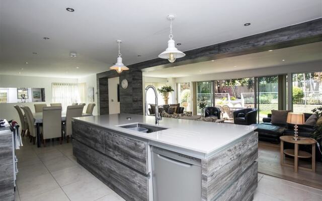 Deluxe Modern House - DHH