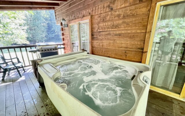 Whisper Creek 2 Bedroom Cabin by RedAwning