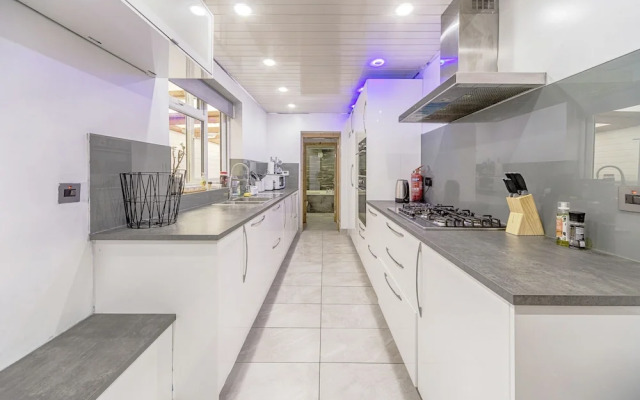 Charming 5-bed House in Birmingham