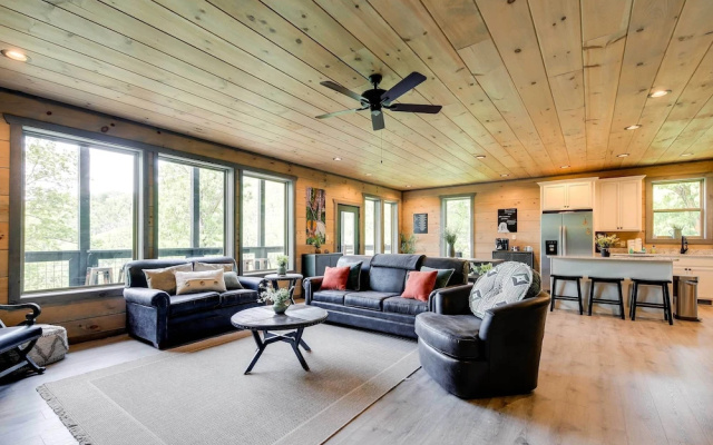 Cobbly Nob Resort Cabin: Hot Tub, Pool & Views!