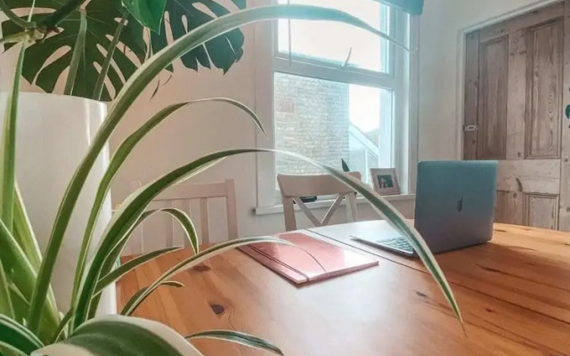 2 Bedroom Flat w Office in Tooting Broadway