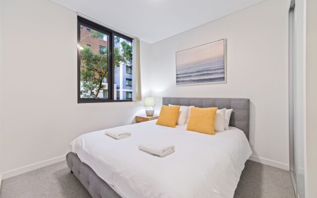 HomeHotel-Stylish Apt next to Train & Westfield