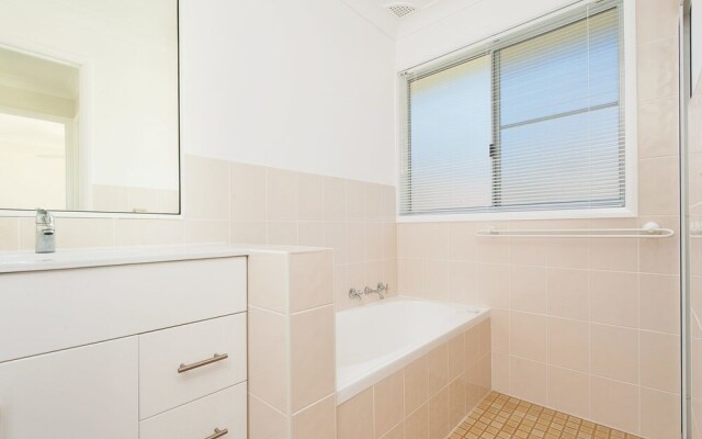 The Rest, 6 Flannel Flower Fairway