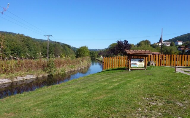 Wooden Chalet Close to Lake