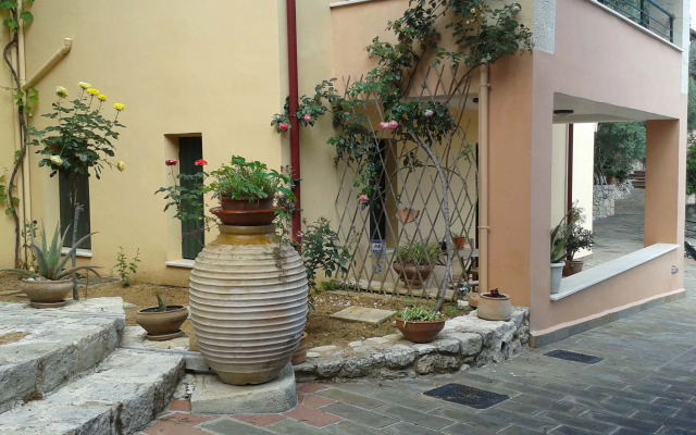 Kastellos Village