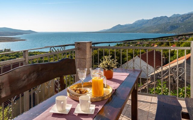 Amazing Home in Rovanjska With 4 Bedrooms, Jacuzzi and Wifi