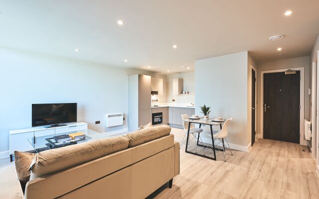 Seven Living Bracknell - Free Parking on Site
