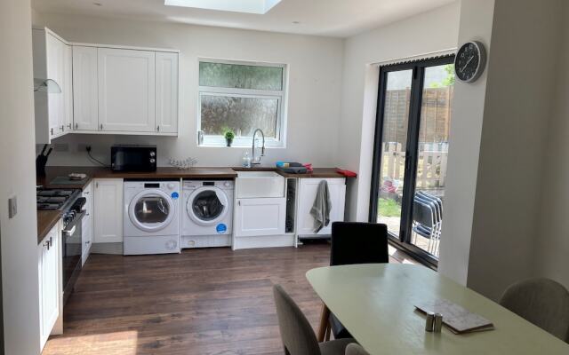 Lovely 4-bed House in Central Wolverhampton