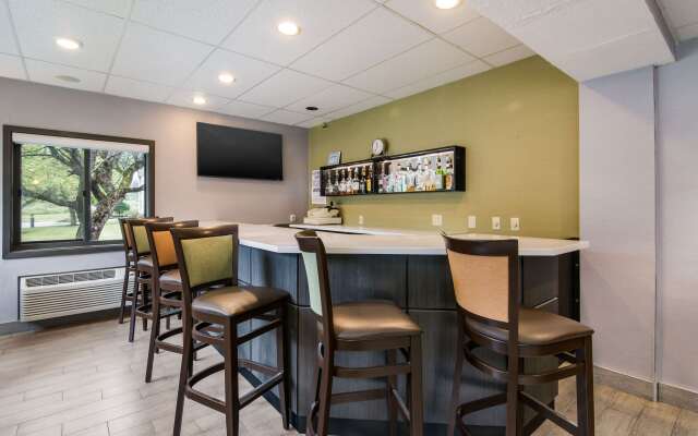 Clarion Pointe Jamestown - Falconer