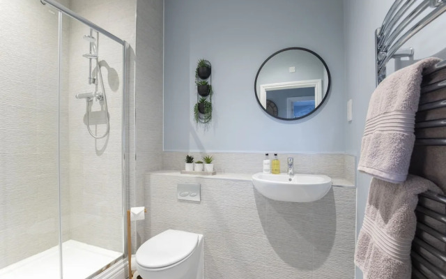 Elliot Oliver - Luxurious Two Bedroom Apartment in The Docks