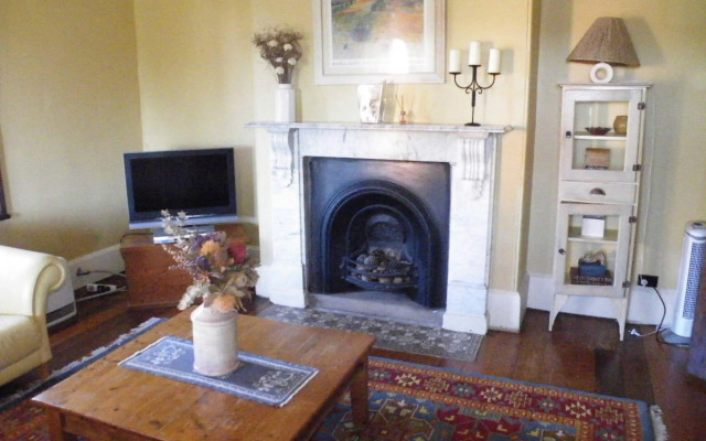 Pacific Heights Holiday Apartments and Munn’s Tower House