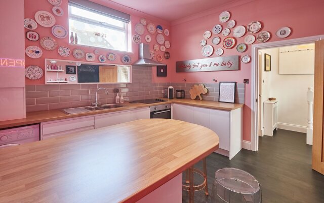 Host Stay The Artists Pad