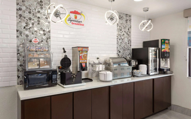 Super 8 by Wyndham Prattville Montgomery