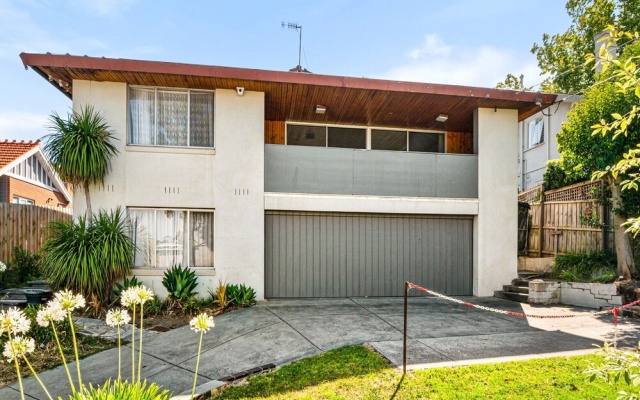 Spacious 5-bed Home With Pool in Glen Iris