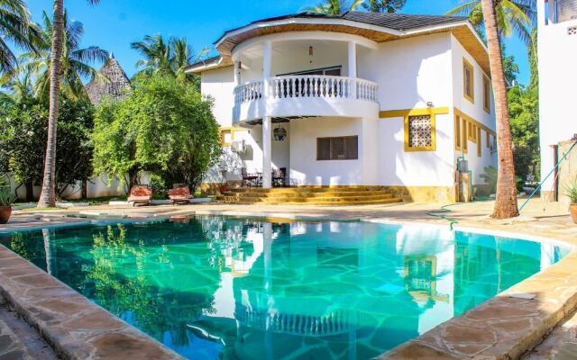 5-bedroom Villa - 3 Mins Walk To The Beach