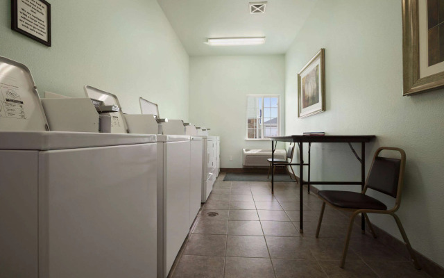 Days Inn & Suites by Wyndham Columbus NE