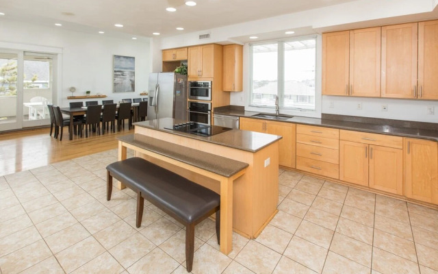 Coastal View II - 8 Br Home