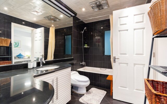 StarHome West Nanjing Road Branch