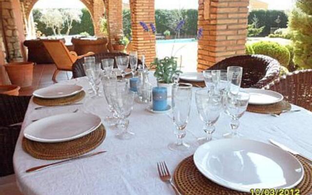 Ideal villa in Peralada with private pool and garden