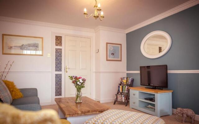 Beautiful Dawn - relax with stunning marina views