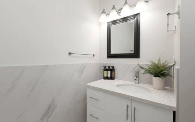 Huge 4 Bedroom Upper Suite