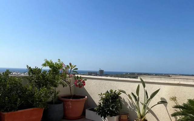 סטודיו חדש ויפה עם נוף לים