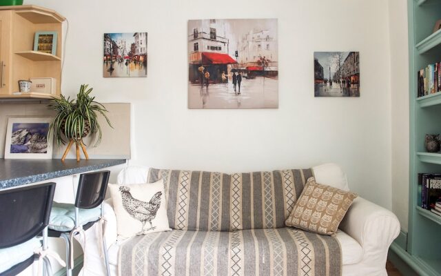 Cosy 2BR Home, 5 Minutes From Edinburgh Waverley!