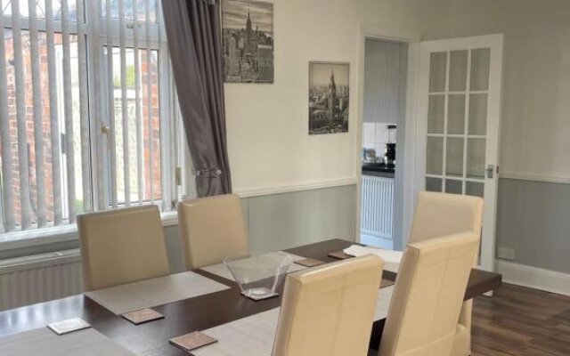 3 Bedroom House, with Free WiFi - Maples Properties Short Lets & Serviced Accommodation Hull