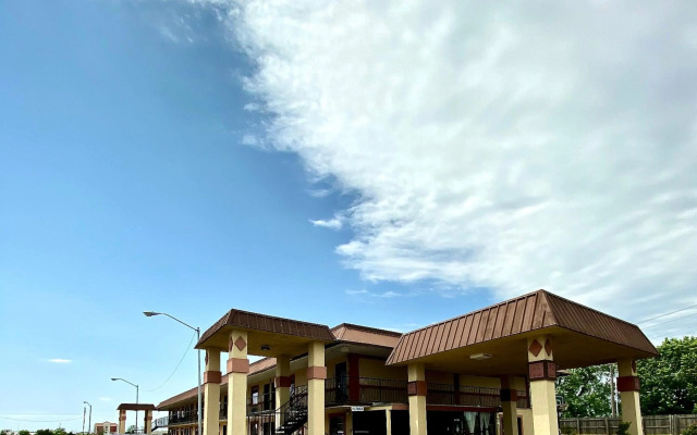Super 8 by Wyndham Shawnee