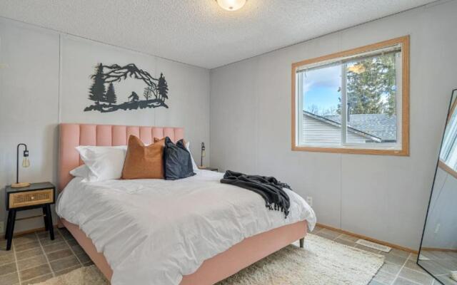 Mountain Time I Powderkeg I Firepit l King Bed