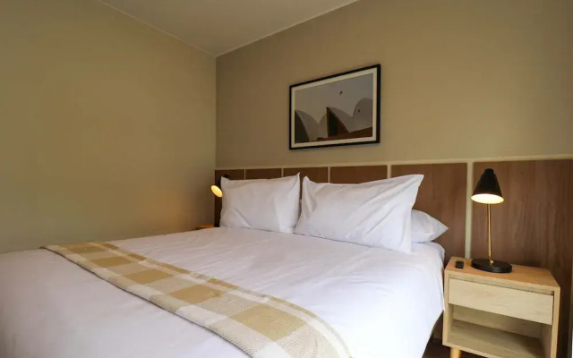w Comfy 2BR w Modern Balcony Near Kennedy Park