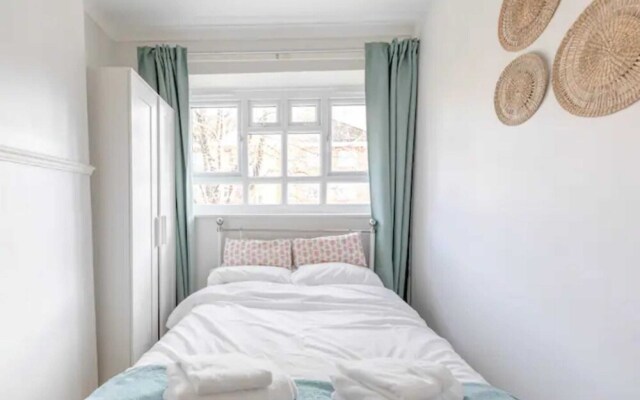 Cosy 4BD Flat W/private Balcony - Nine Elms!