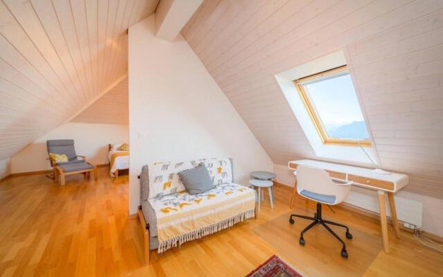 Modern 4BD Duplex in Chardonne with Lake View by GuestLee