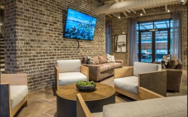 Baymeadows 2 BR Apt by Frontdesk
