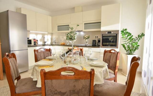 Quaint Holiday Home in Sinj With Private Pool