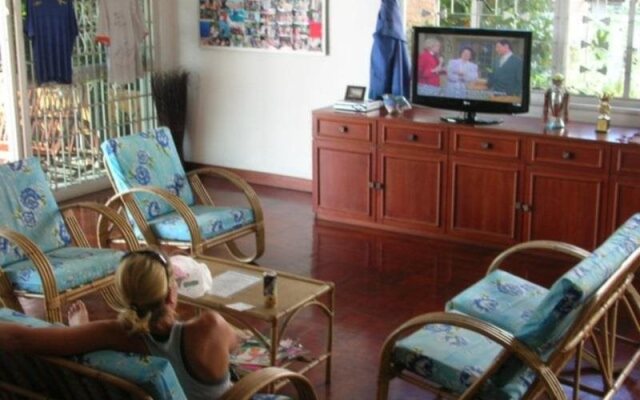 Borneo Beachouse Backpackers