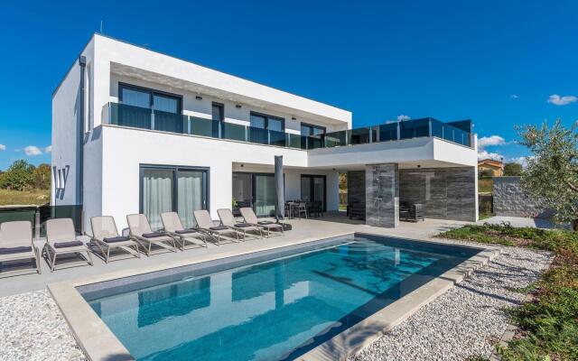 Amazing Holiday Home In Novigrad With Bubble Bath