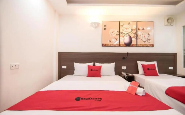 RedDoorz near Le Van Luong Street