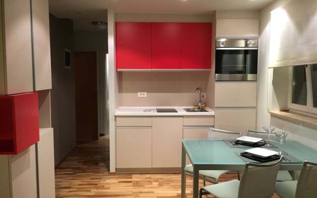 Gorgeous Biserka Apartment near the sea