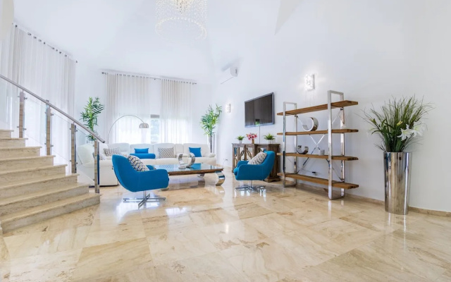 Villa Desiree 5BR Cocotal Luxury Villa Pool Maid
