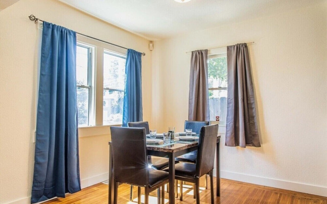 Cozy Oakland 2 Bedroom w/ Backyard