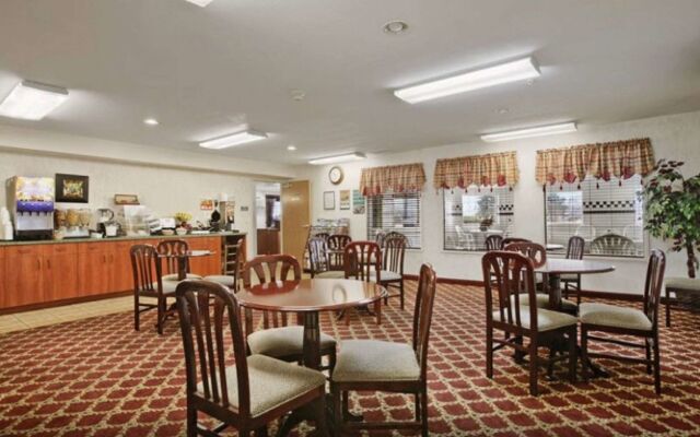 Toppenish Inn and Suites