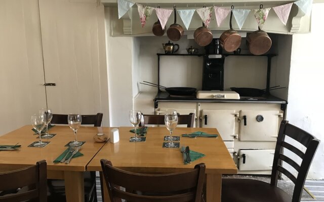 Drewe Arms Bunk Rooms & Church Cottage