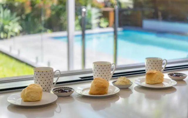 Laze @ Lighthouse - family home with heated pool