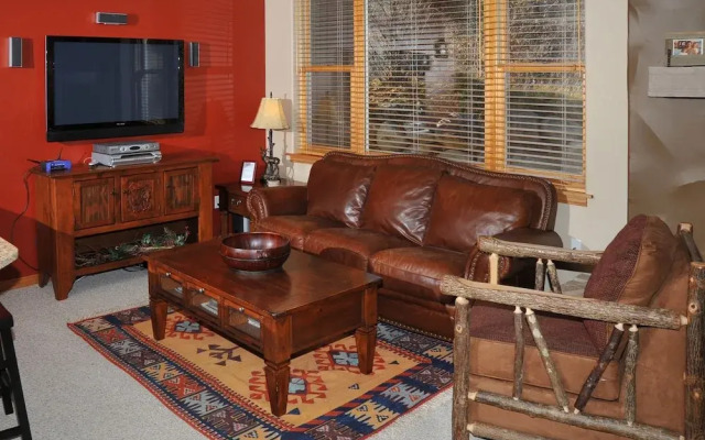 Canyon Run I-101 3 Bedroom Condo by RedAwning