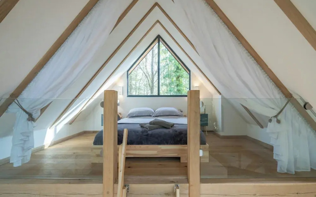 Woodland Cabin Retreat in Alfriston - hot tub