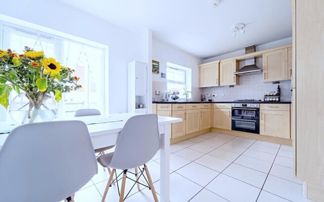 Stunning 4-bed House in Camberley