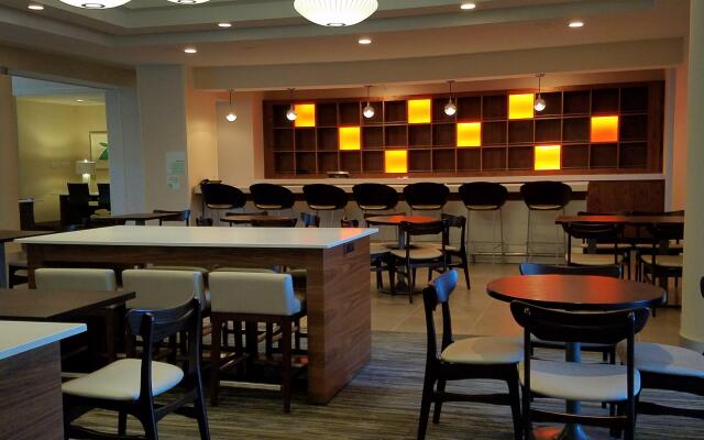 Holiday Inn Irving Las Colinas by IHG